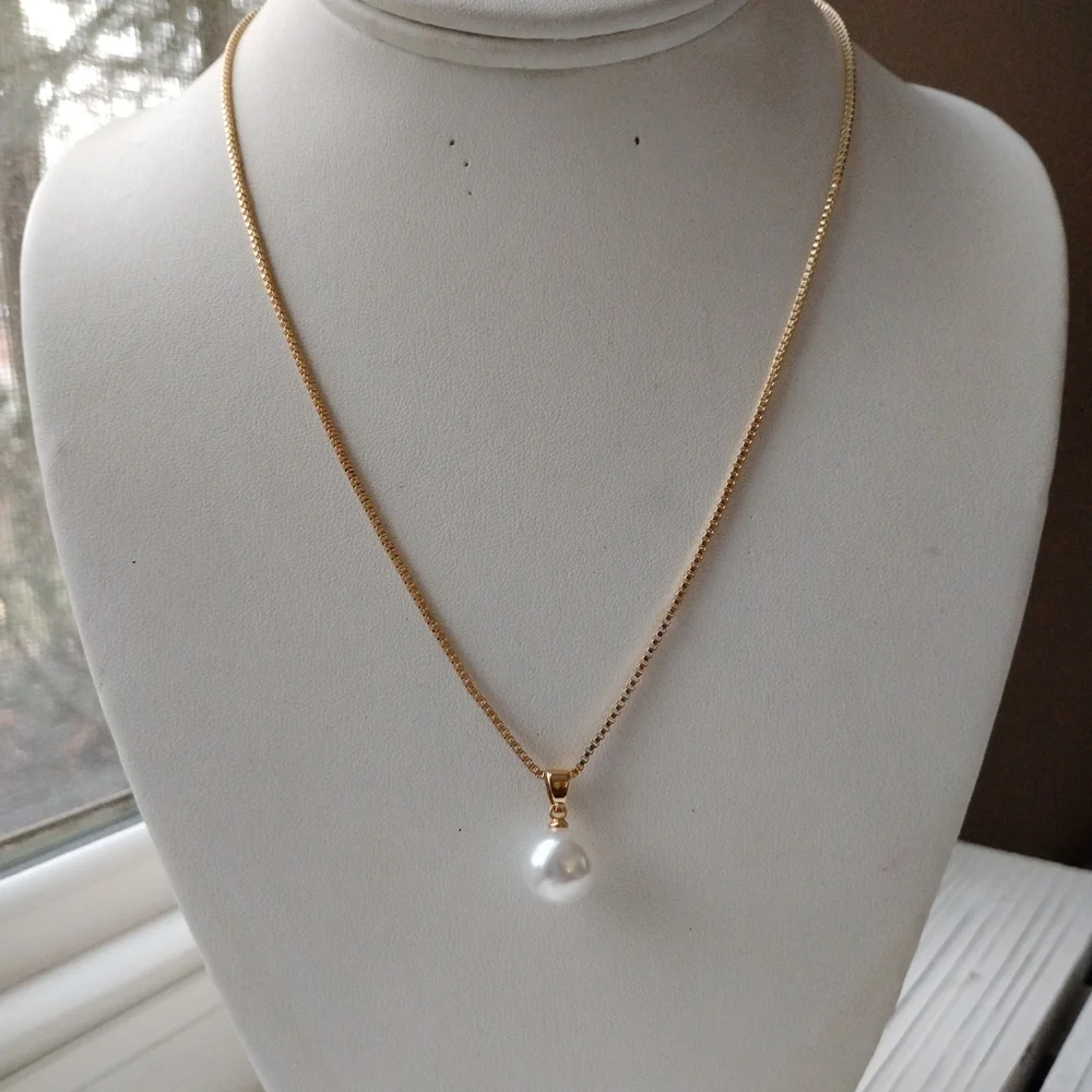 Elegant Gold Pearl Pendant Necklace - Picture 5 of 5